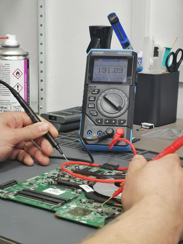 Диагностика платы ноутбука мультиметром в мастерской RMTEX