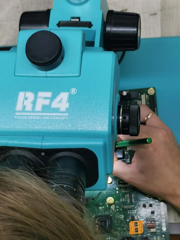 Работа под микроскопом при ремонте платы в RMTEX